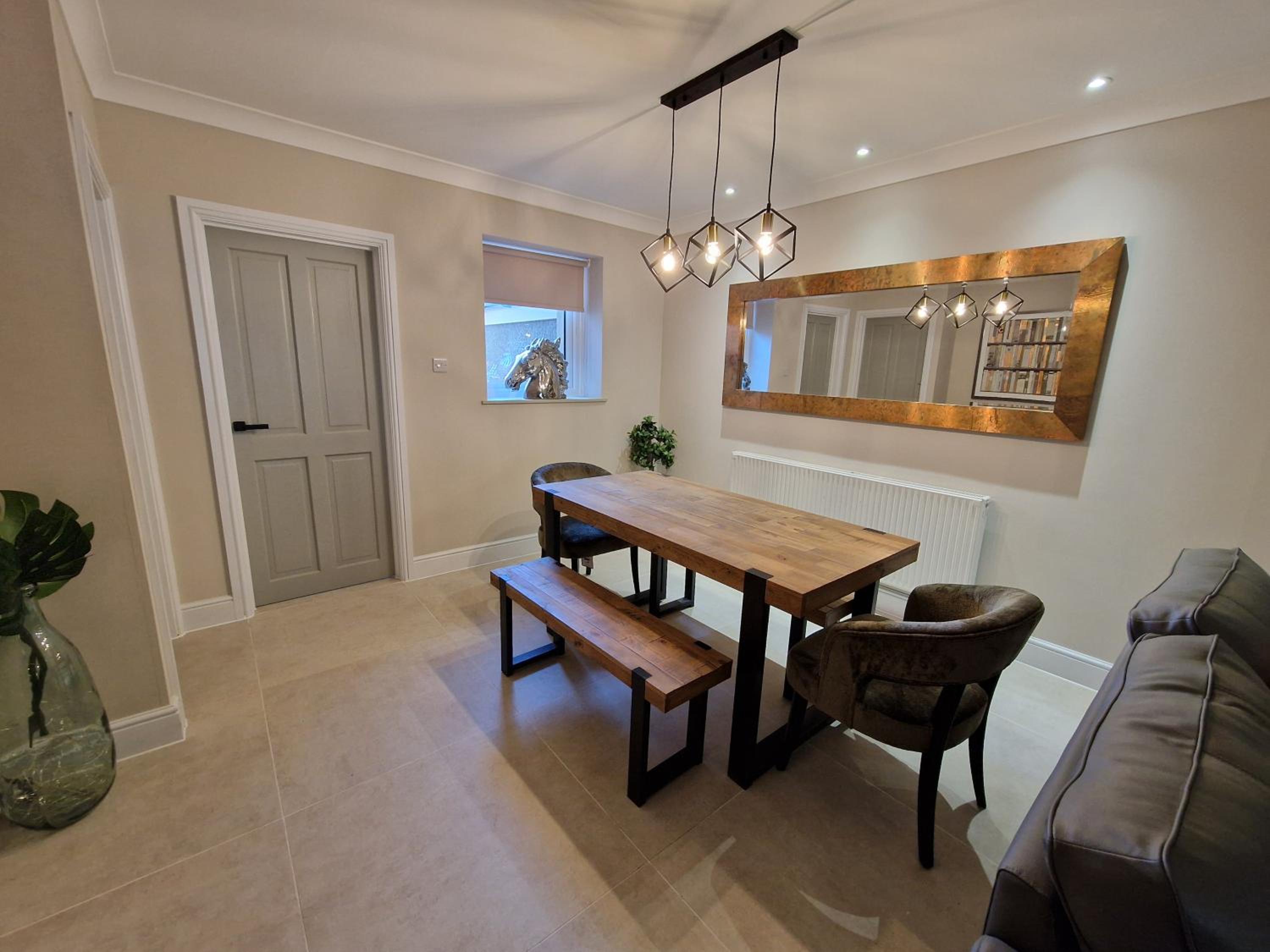 Stylish and Modern 7 Bedroom house near Brecon Beacons
