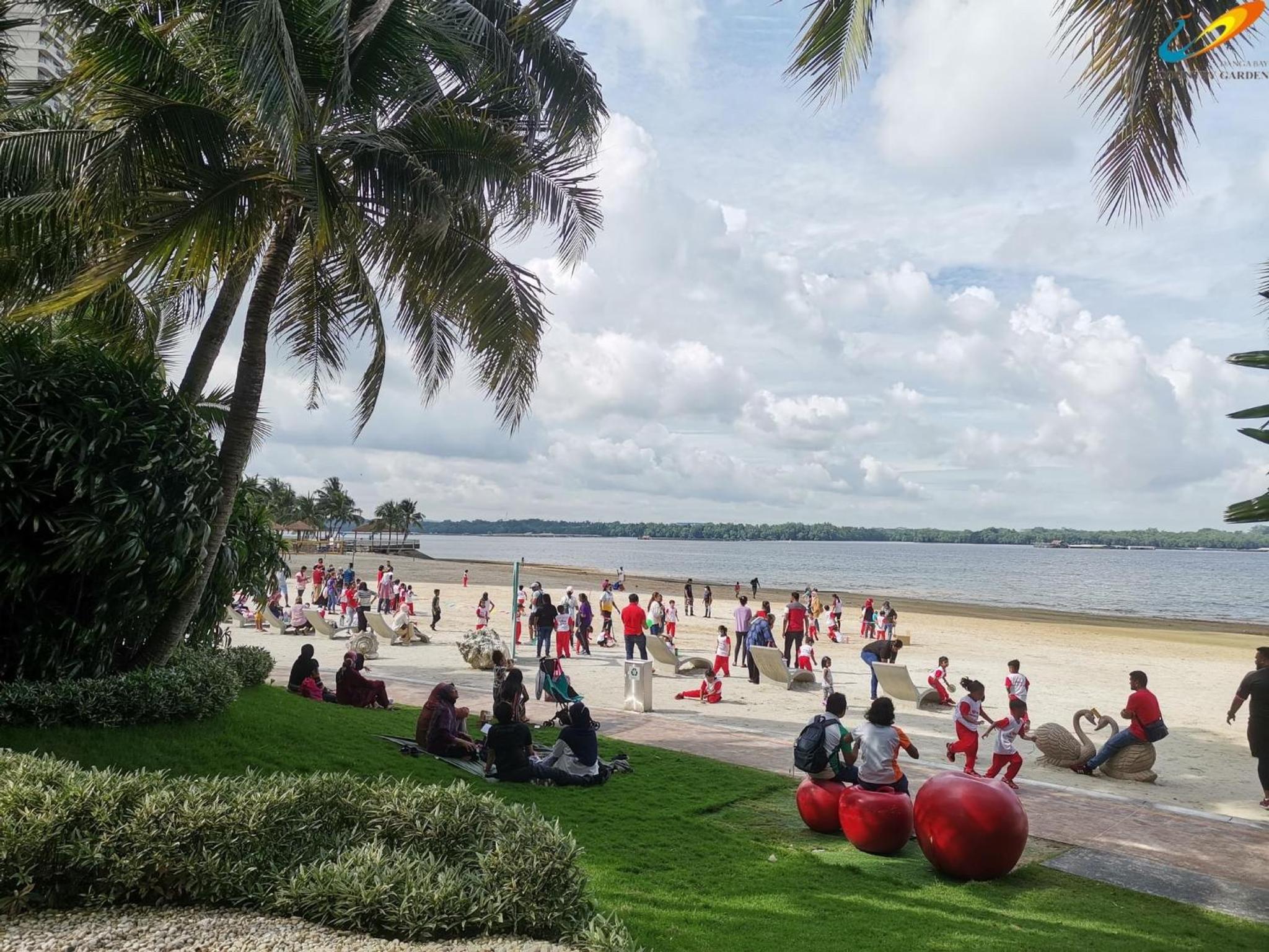 FunxVivid Seaview 2BR 2CP near SG CIQ KSL ZooJB Free Netflix WiFI