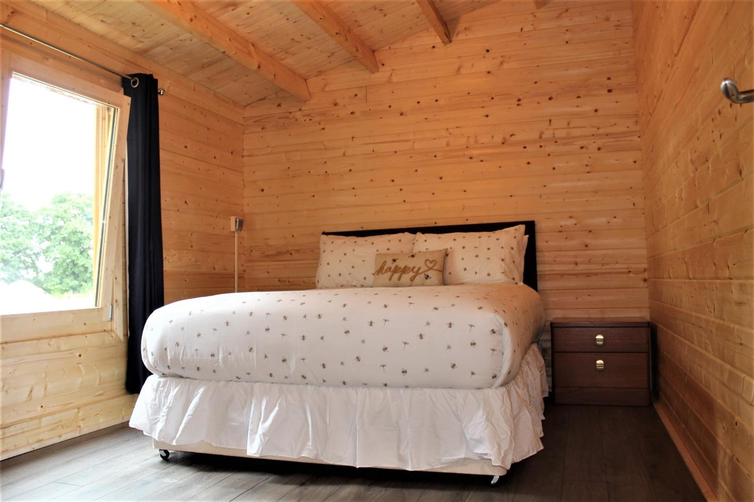 Lovely 3-Bed Lodge in Ashton Under Hill view 5