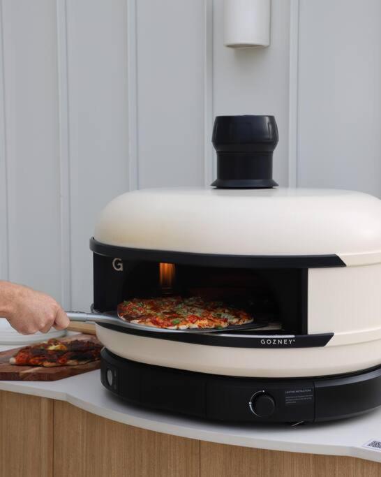 The Bay House - Luxury house in Opossum Bay with fire pit and pizza oven