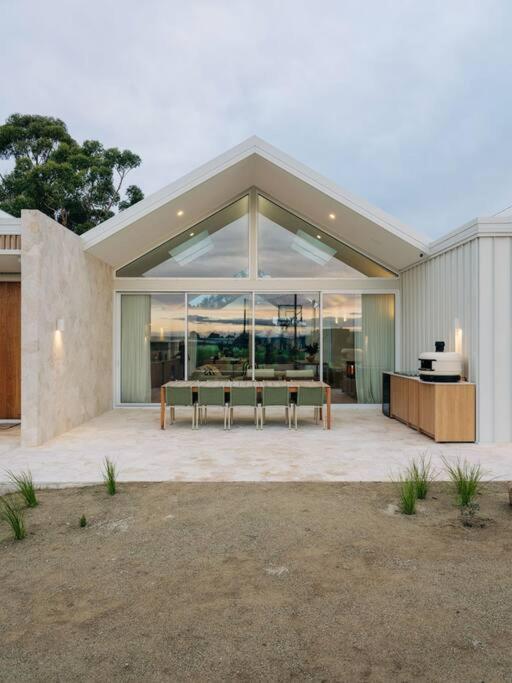 The Bay House - Luxury house in Opossum Bay with fire pit and pizza oven