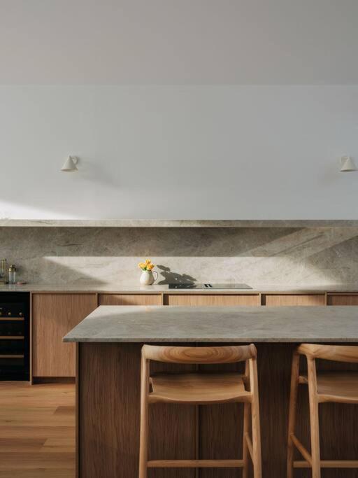 The Bay House - Luxury house in Opossum Bay with fire pit and pizza oven