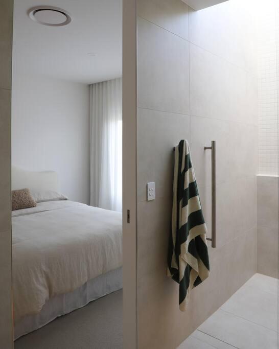 The Bay House - Luxury house in Opossum Bay with fire pit and pizza oven