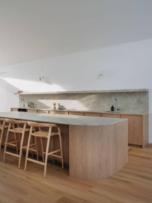The Bay House - Luxury house in Opossum Bay with fire pit and pizza oven
