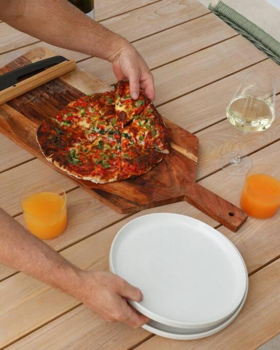 The Bay House - Luxury house in Opossum Bay with fire pit and pizza oven