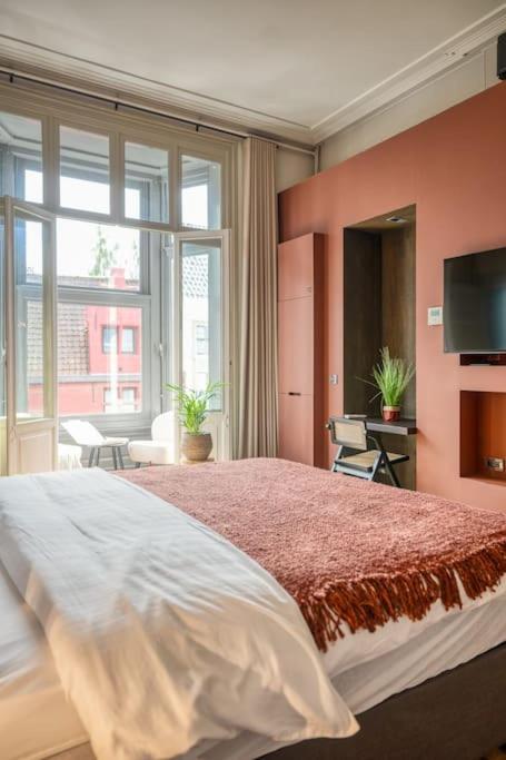 Ghent's Historic Gem - Your Perfect Hideaway