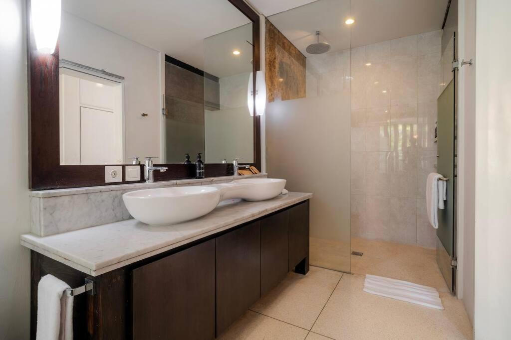 Palm Tree House 5 Bedroom In Central Canggu view 4