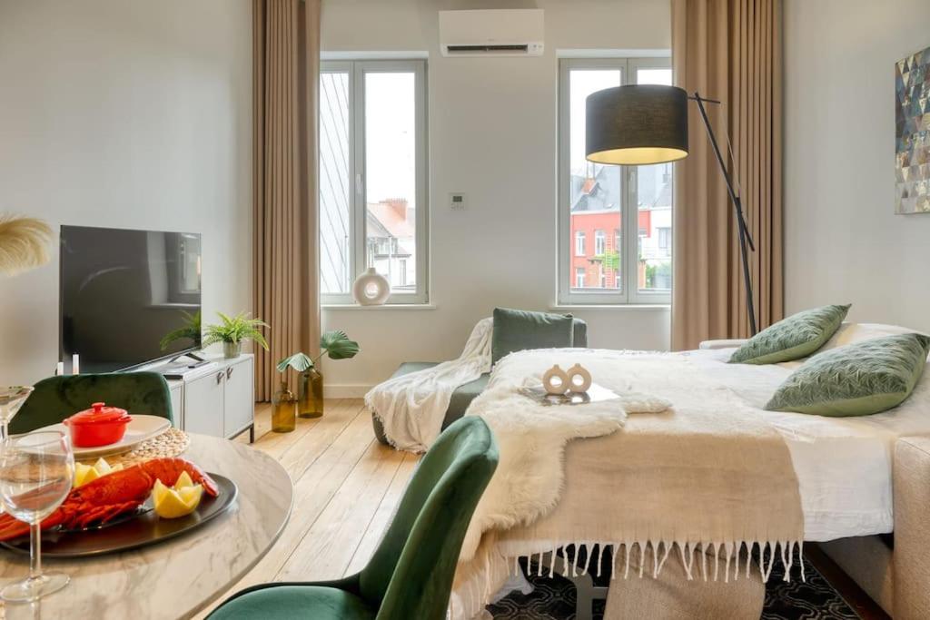 Spacious & Luminous Gem in Historic Ghent Building