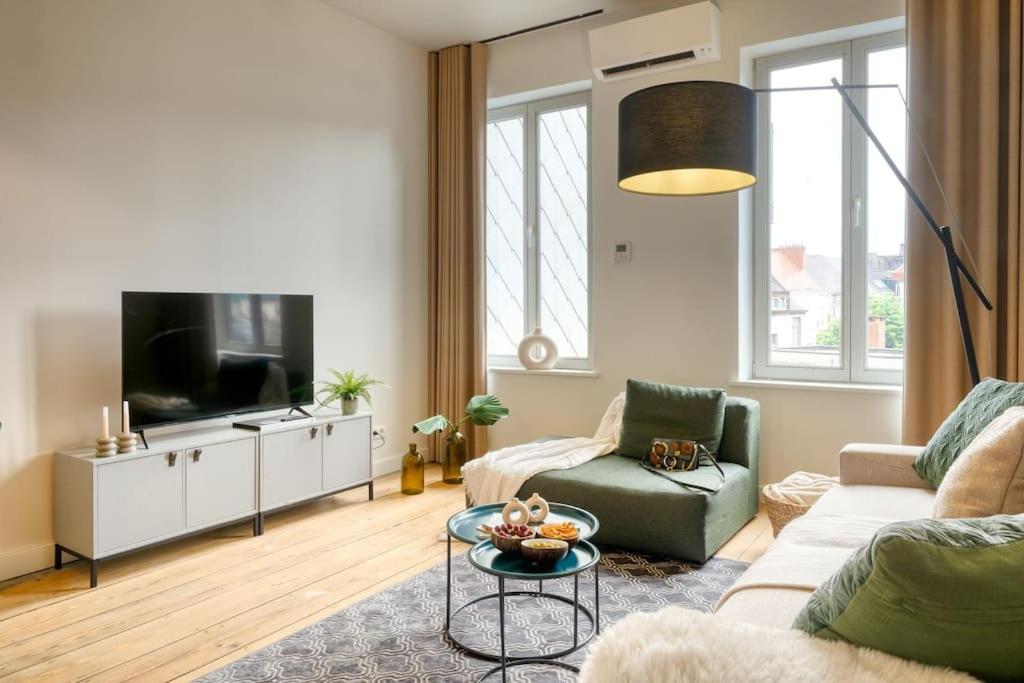 Spacious & Luminous Gem in Historic Ghent Building