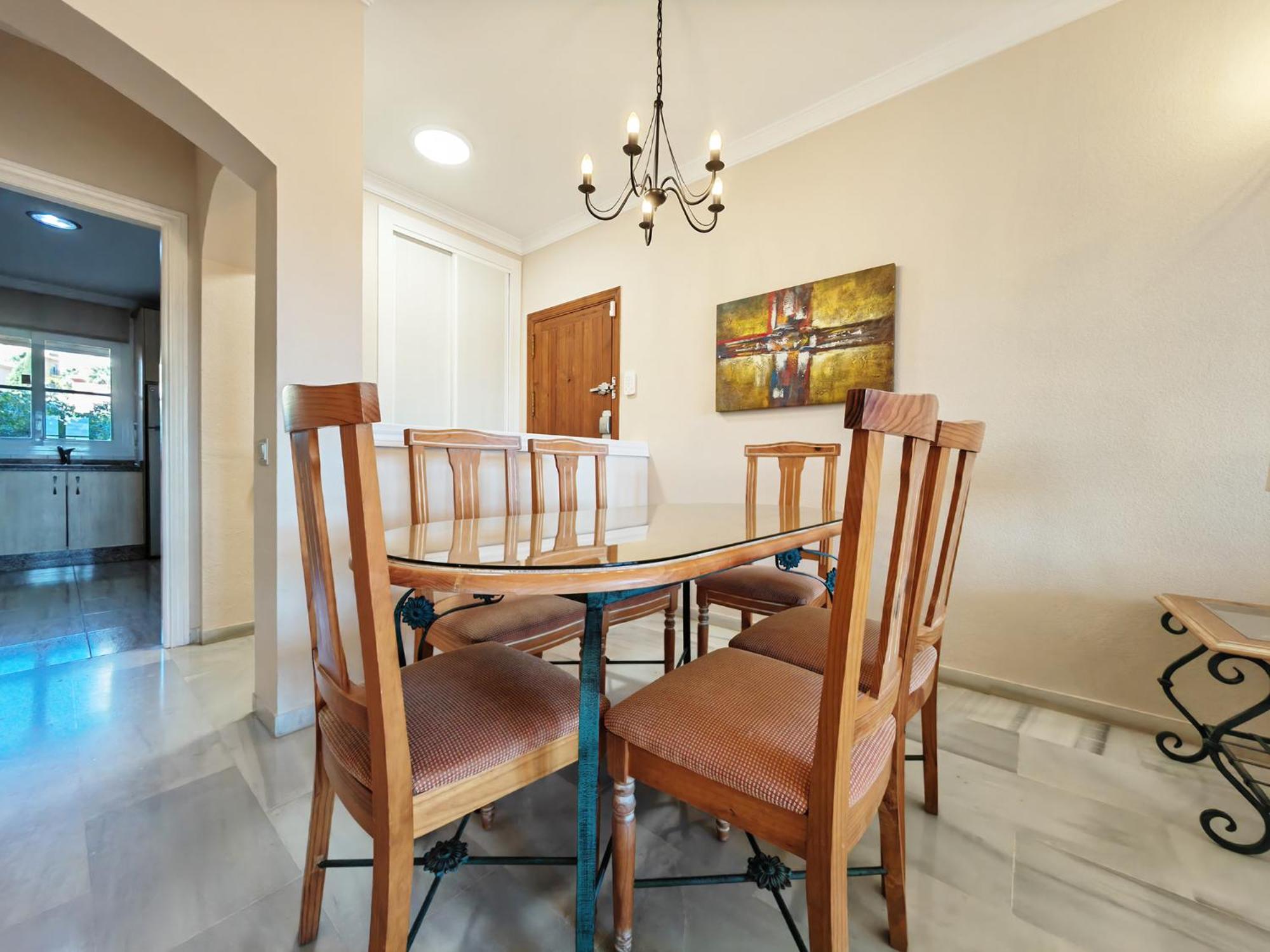 Spacious Apt in Oasis Riviera en Málaga — dining
