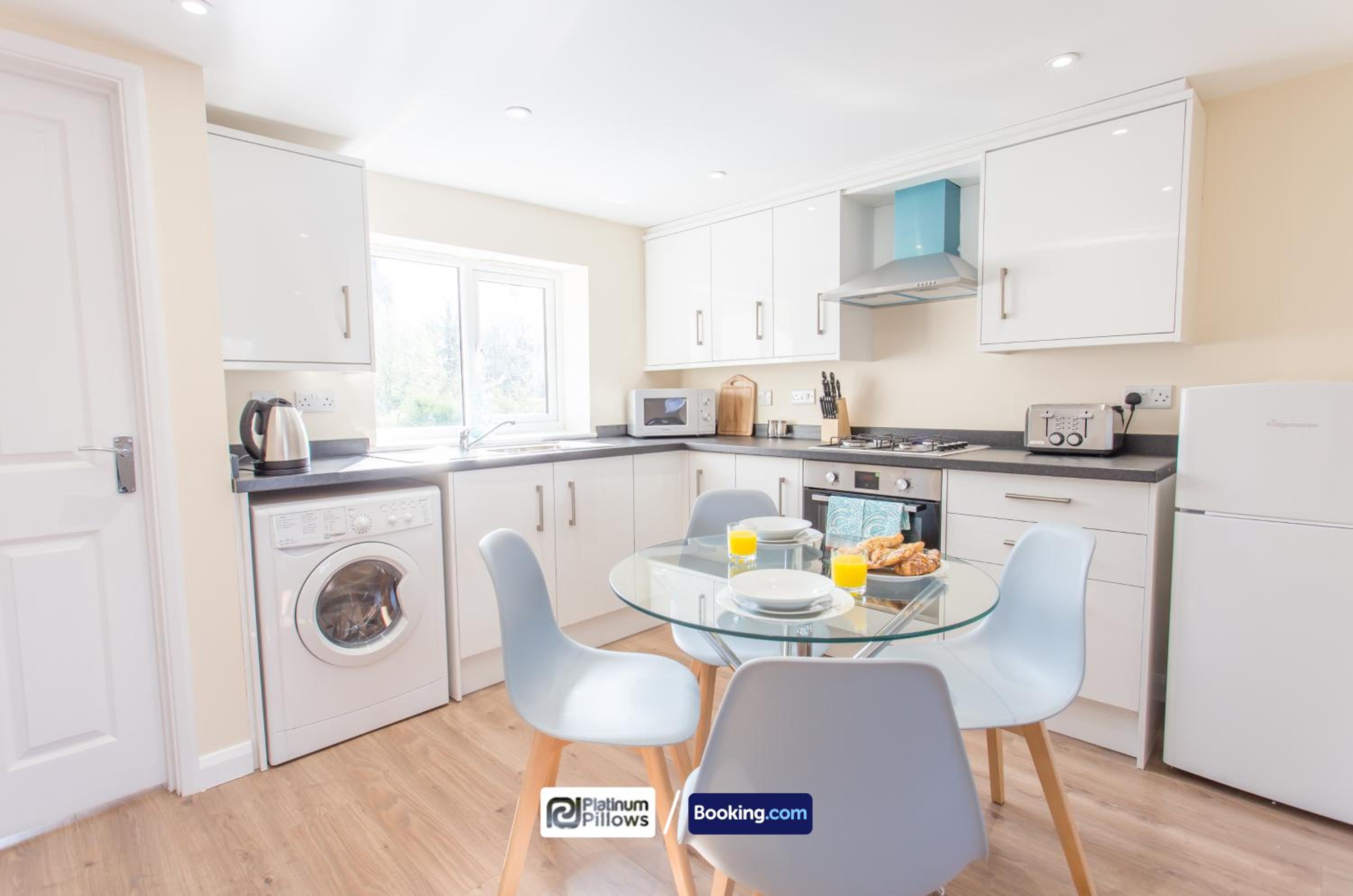 Oxford Vacations - Two Bedroom Pinnocks Lodge Apartment close to JR Hospital By Platinum Pillows Short Lets  Serviced Accommodation Oxford - Property Image 5