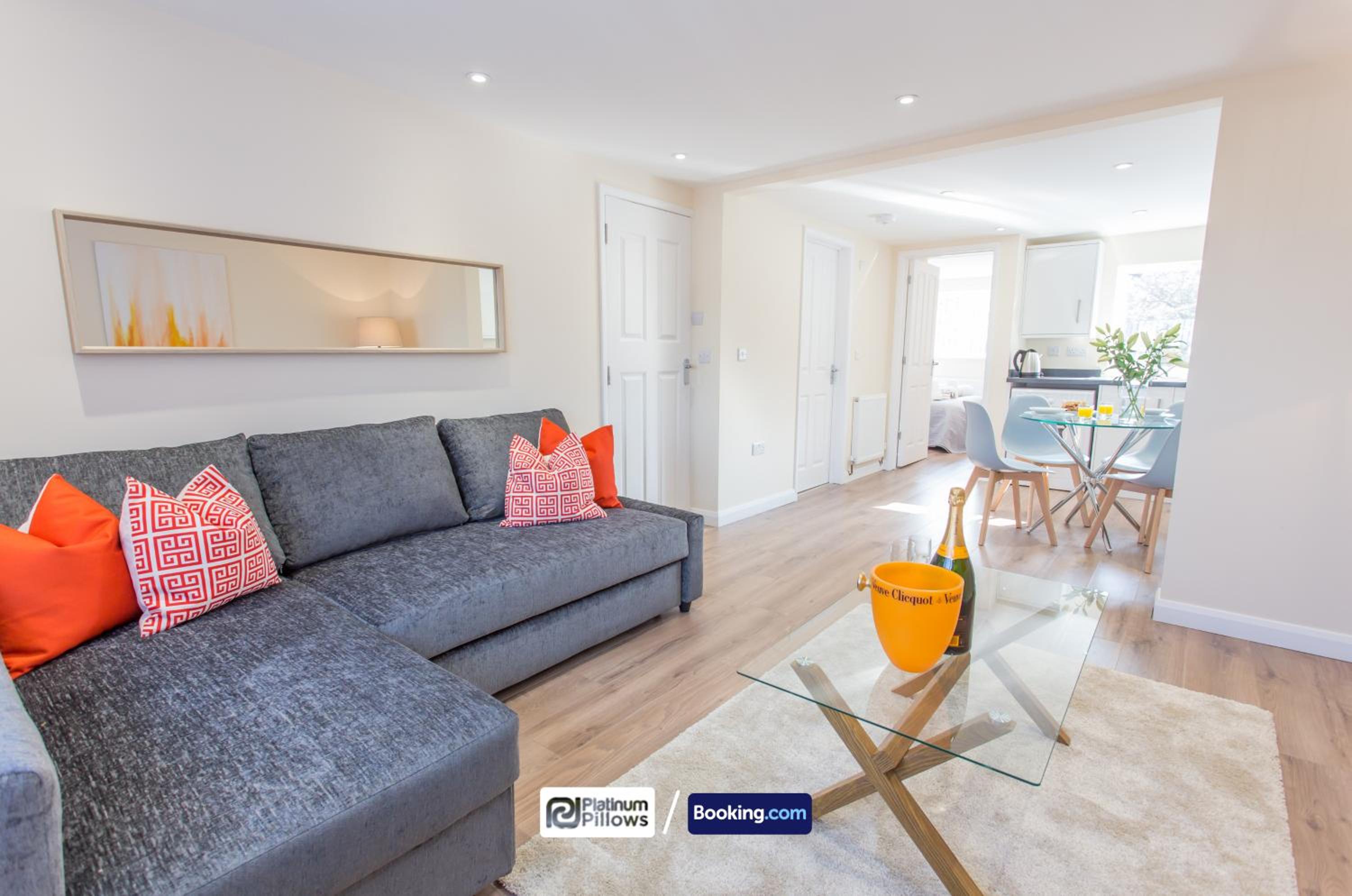 Oxford Vacations - Two Bedroom Pinnocks Lodge Apartment close to JR Hospital By Platinum Pillows Short Lets  Serviced Accommodation Oxford - Property Image 3