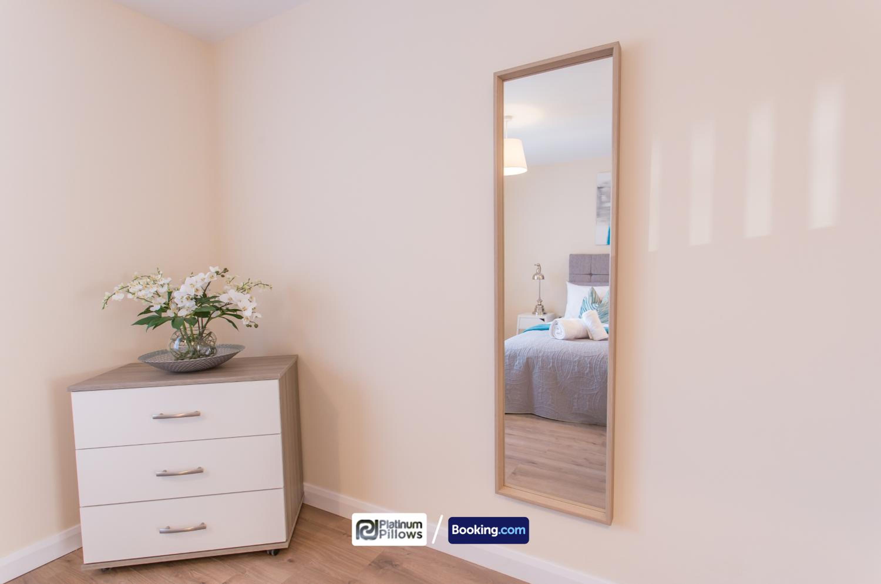 Oxford Vacations - Two Bedroom Pinnocks Lodge Apartment close to JR Hospital By Platinum Pillows Short Lets  Serviced Accommodation Oxford - Property Image 2