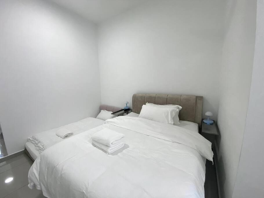 Bukit Indah Double Storey House nearby AEON - Legoland - Tuas - 9Pax