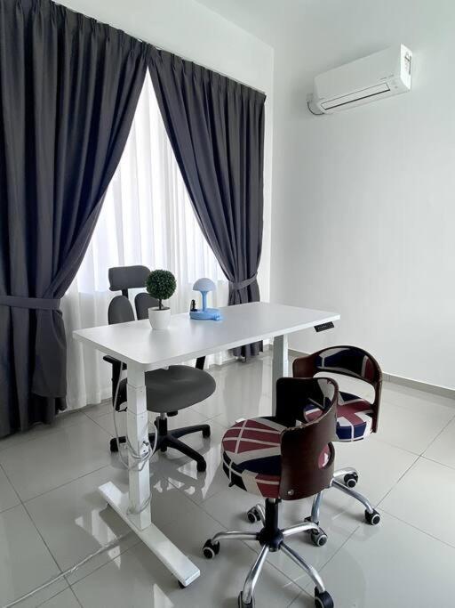 Bukit Indah Double Storey House nearby AEON - Legoland - Tuas - 9Pax