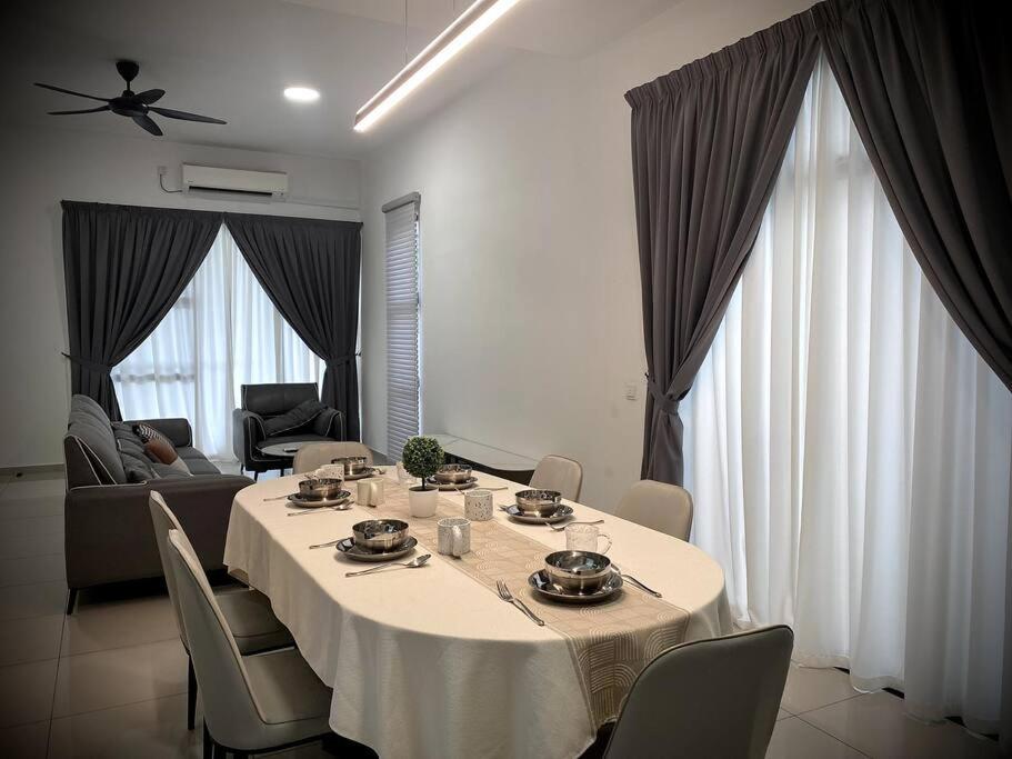 Bukit Indah Double Storey House nearby AEON - Legoland - Tuas - 9Pax