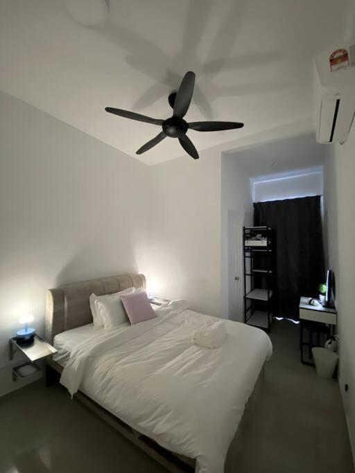 Bukit Indah Double Storey House nearby AEON - Legoland - Tuas - 9Pax