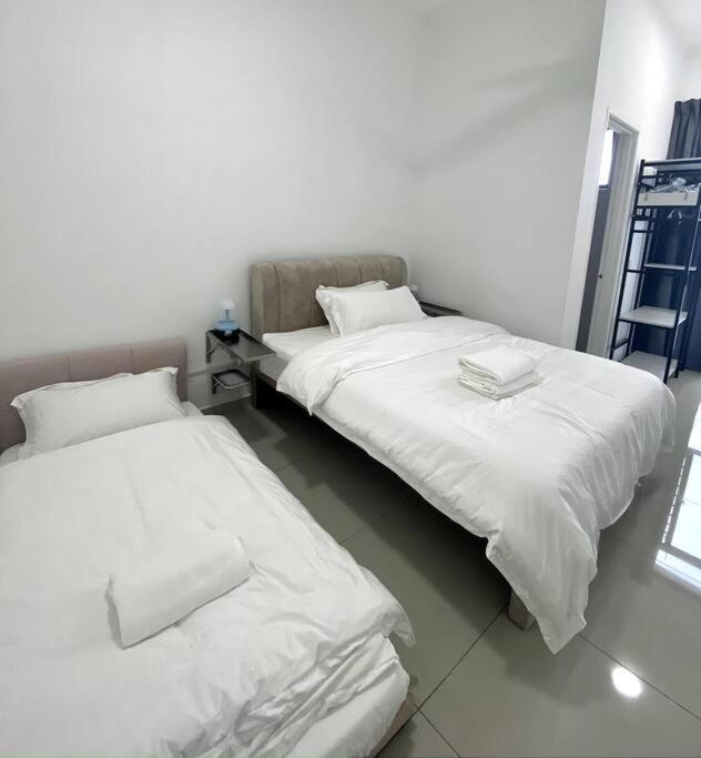 Bukit Indah Double Storey House nearby AEON - Legoland - Tuas - 9Pax
