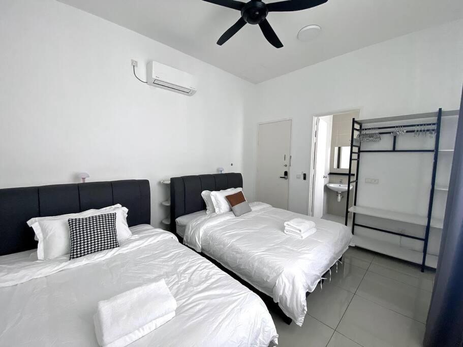 Bukit Indah Double Storey House nearby AEON - Legoland - Tuas - 9Pax