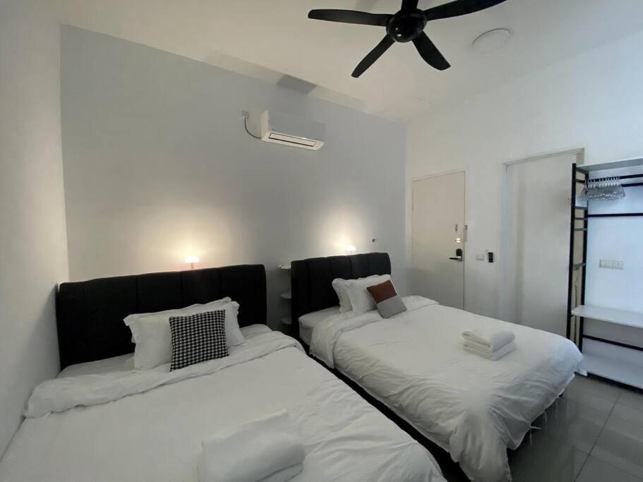 Bukit Indah Double Storey House nearby AEON - Legoland - Tuas - 9Pax