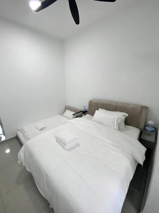 Bukit Indah Double Storey House nearby AEON - Legoland - Tuas - 9Pax