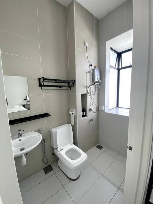 Bukit Indah Double Storey House nearby AEON - Legoland - Tuas - 9Pax