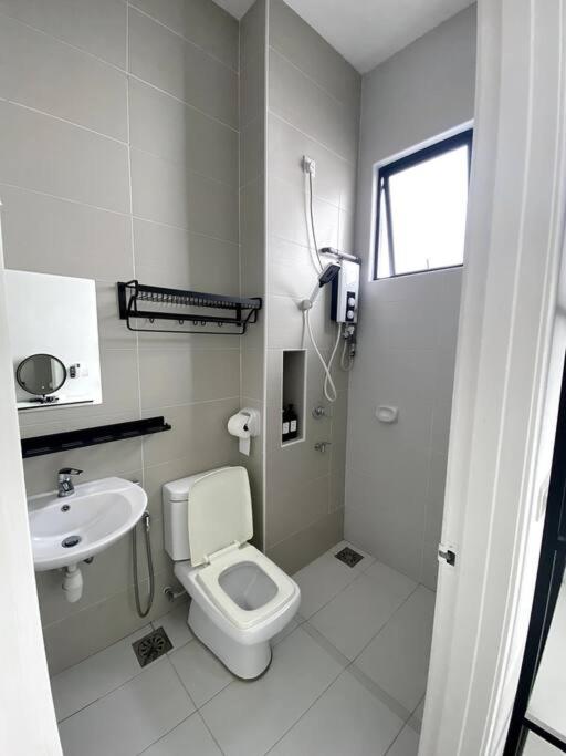 Bukit Indah Double Storey House nearby AEON - Legoland - Tuas - 9Pax