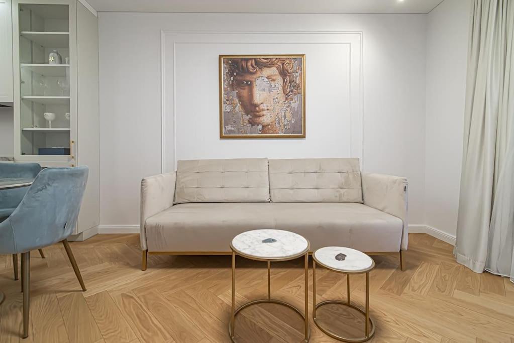Stylish Apartment with Balcony by URBAN RENT view 4