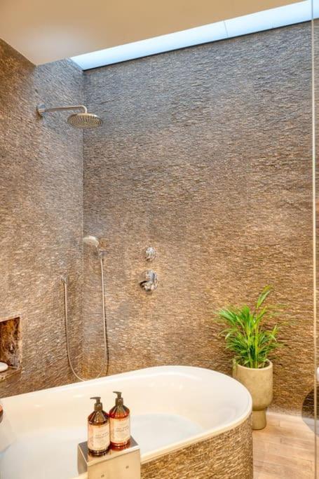 Ideal terraced Studio Retreat in Ghent's Center