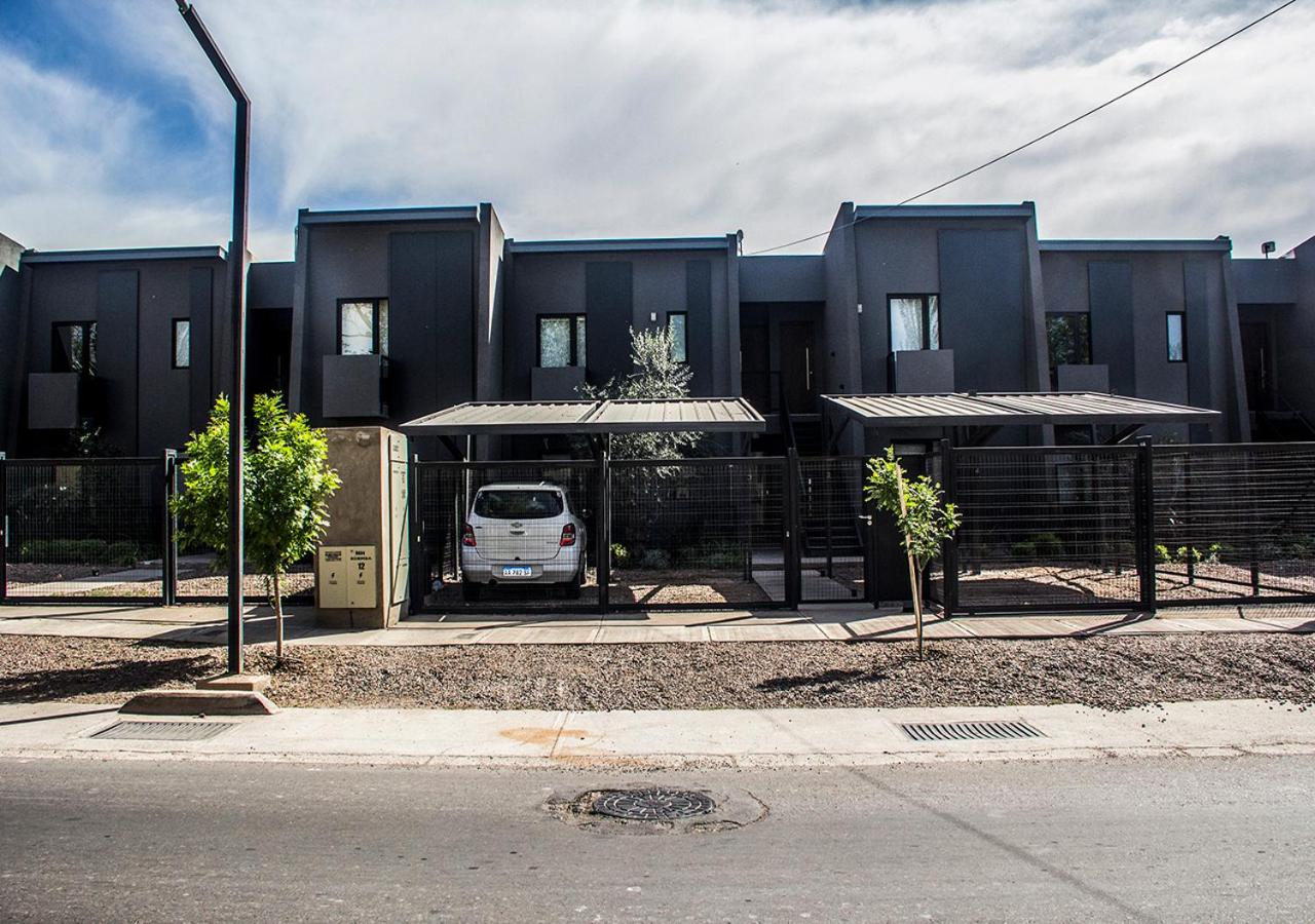 Depto del Bosque, 4 personas, patio, cochera cubierta ,parrilla
