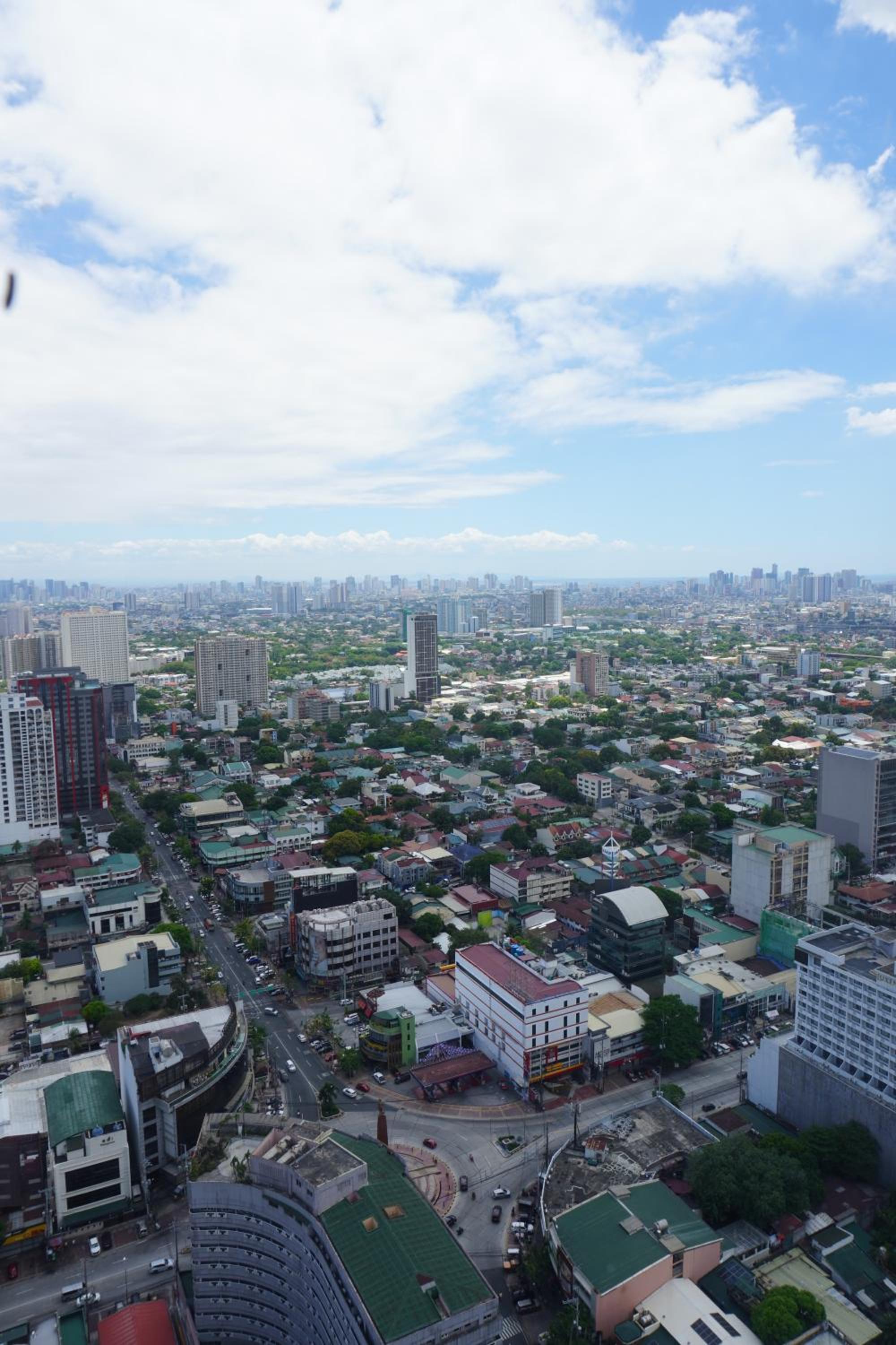 Elegant Condo in QC 100mbps Internet Speed Free Gym & Pool Access view 4