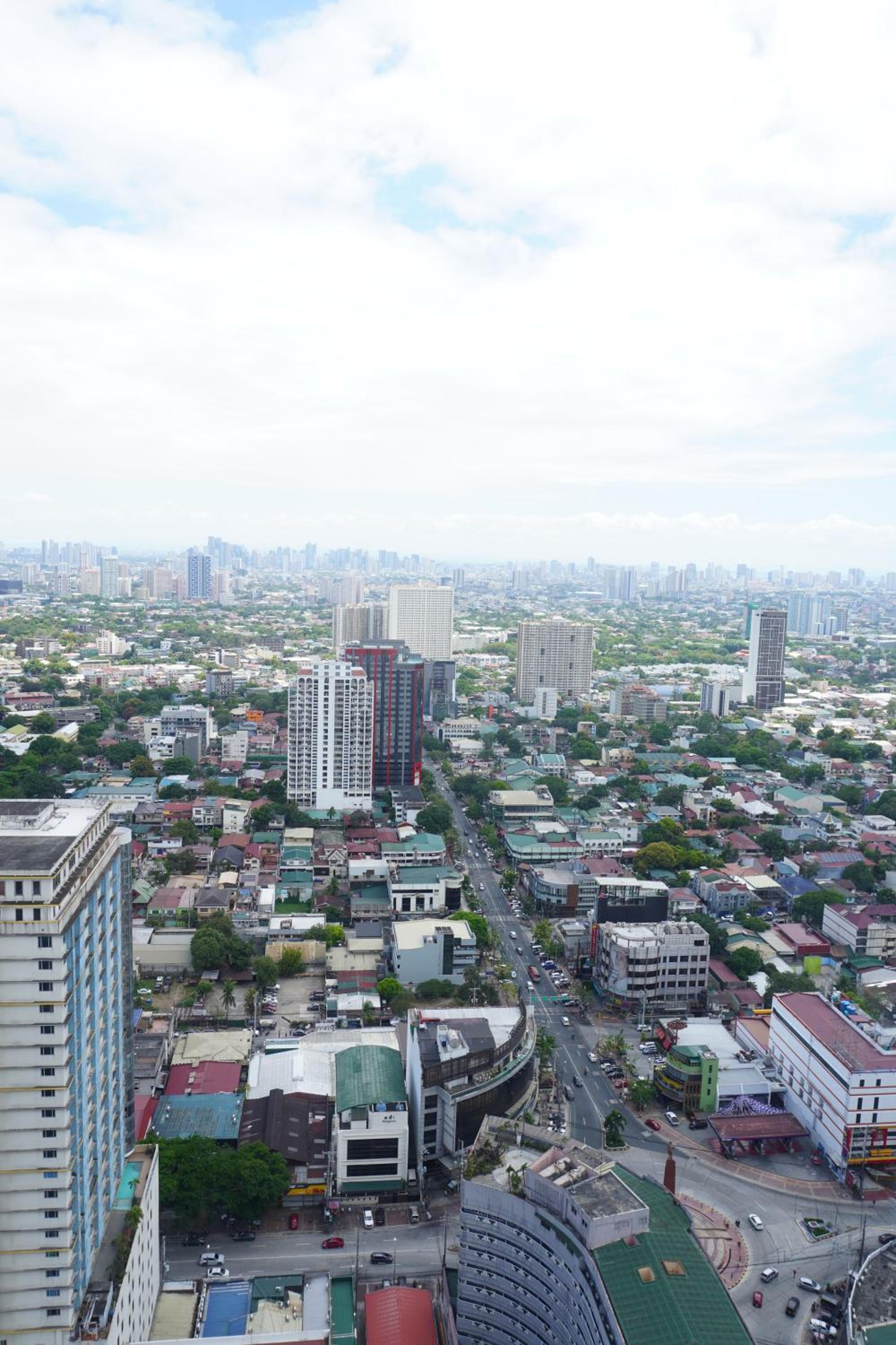 Elegant Condo in QC 100mbps Internet Speed Free Gym & Pool Access view 5