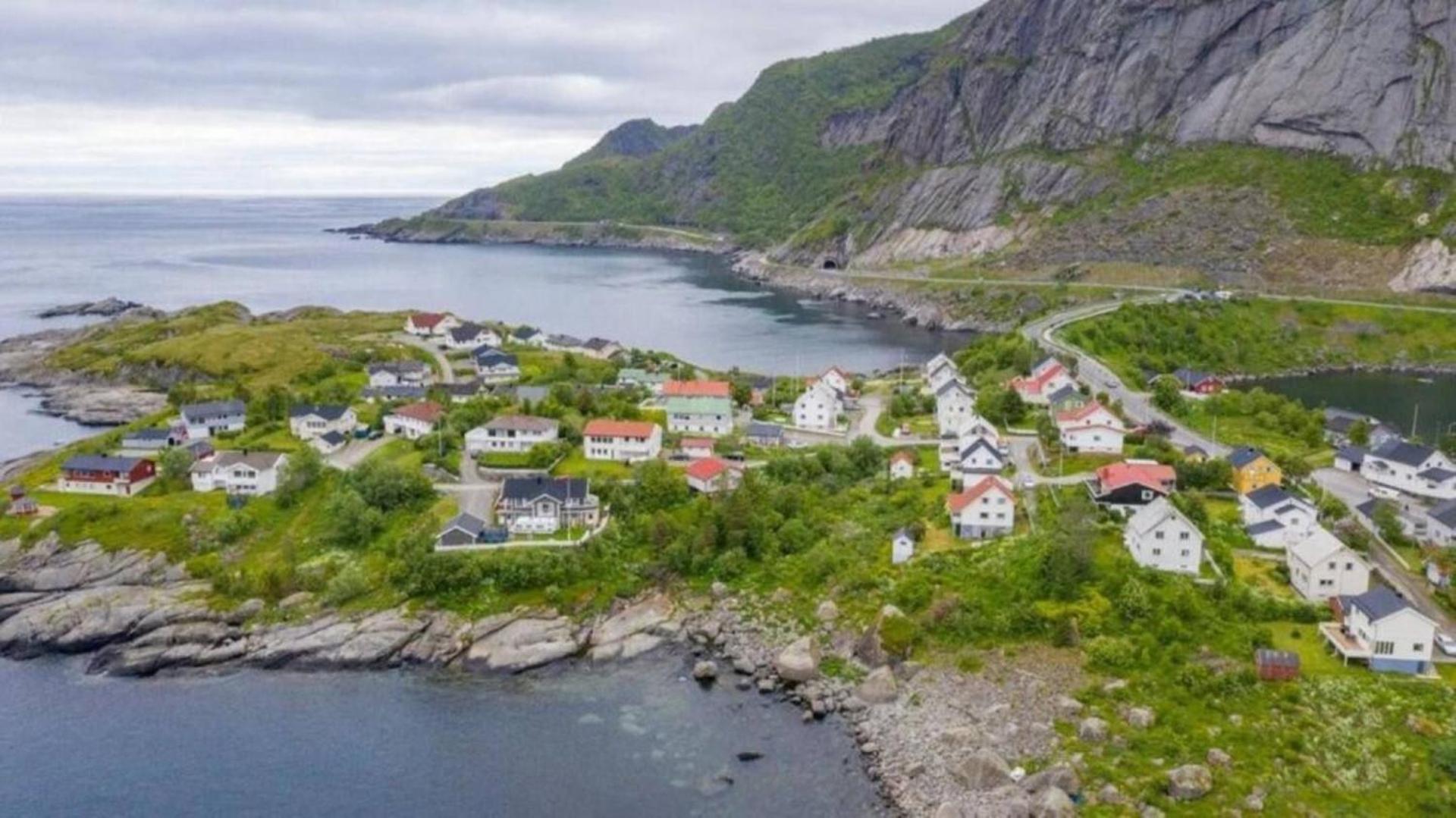 House by the sea Reine, Lofoten view 4