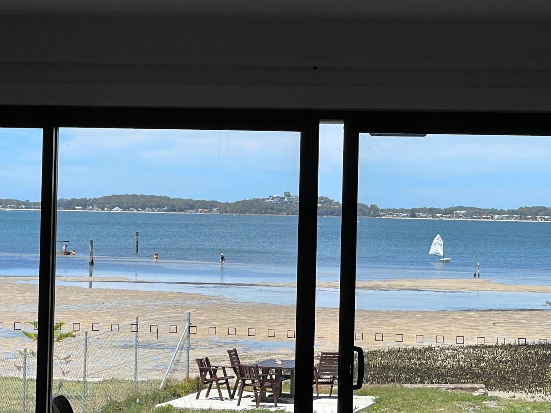 ABSOLUTE BEACHFRONT Port Stephens - Pindimar Beach House