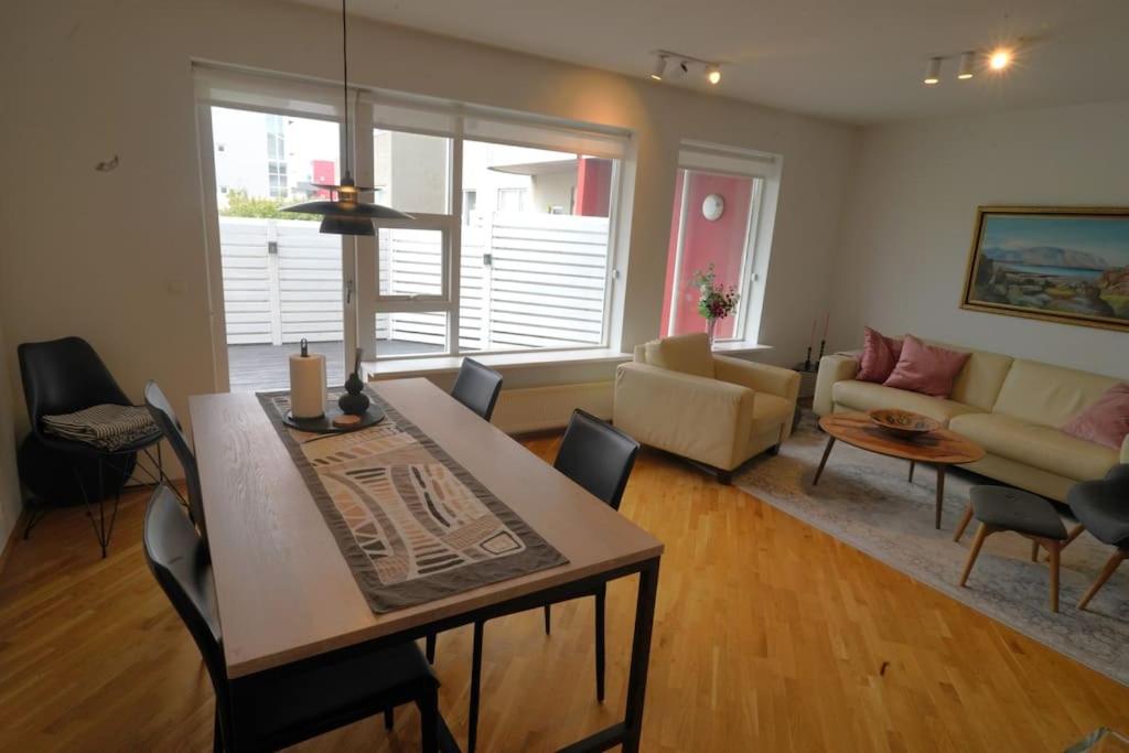 Beautiful apartment with patio in Reykjavik view 5