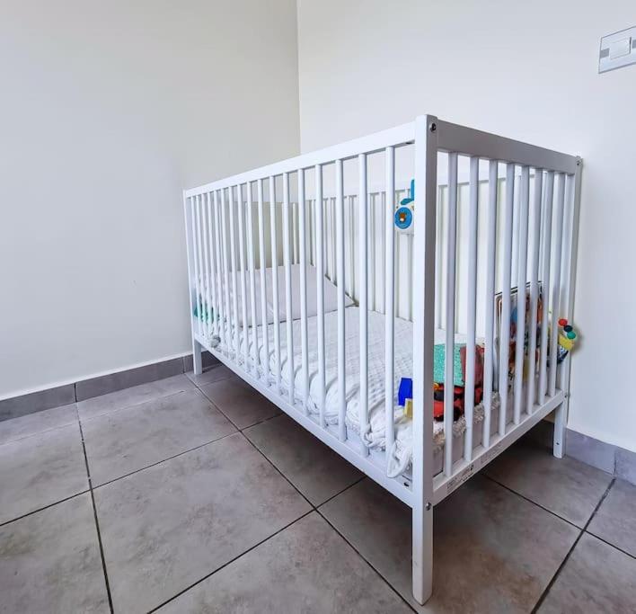 Pretty Family Flat, Quiet, Parking, All Shops Nearby view 4