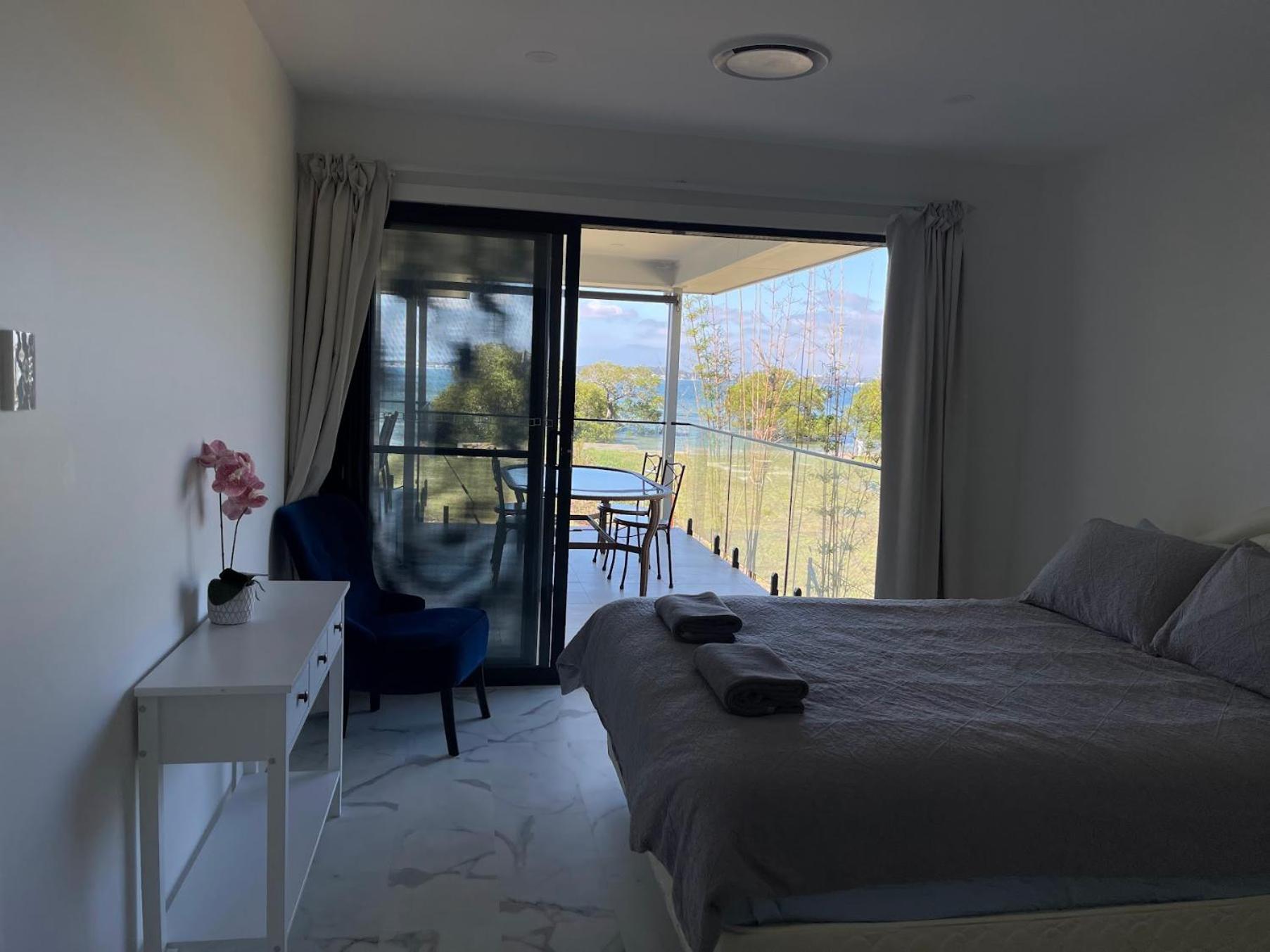 ABSOLUTE BEACHFRONT Port Stephens - Pindimar Beach House