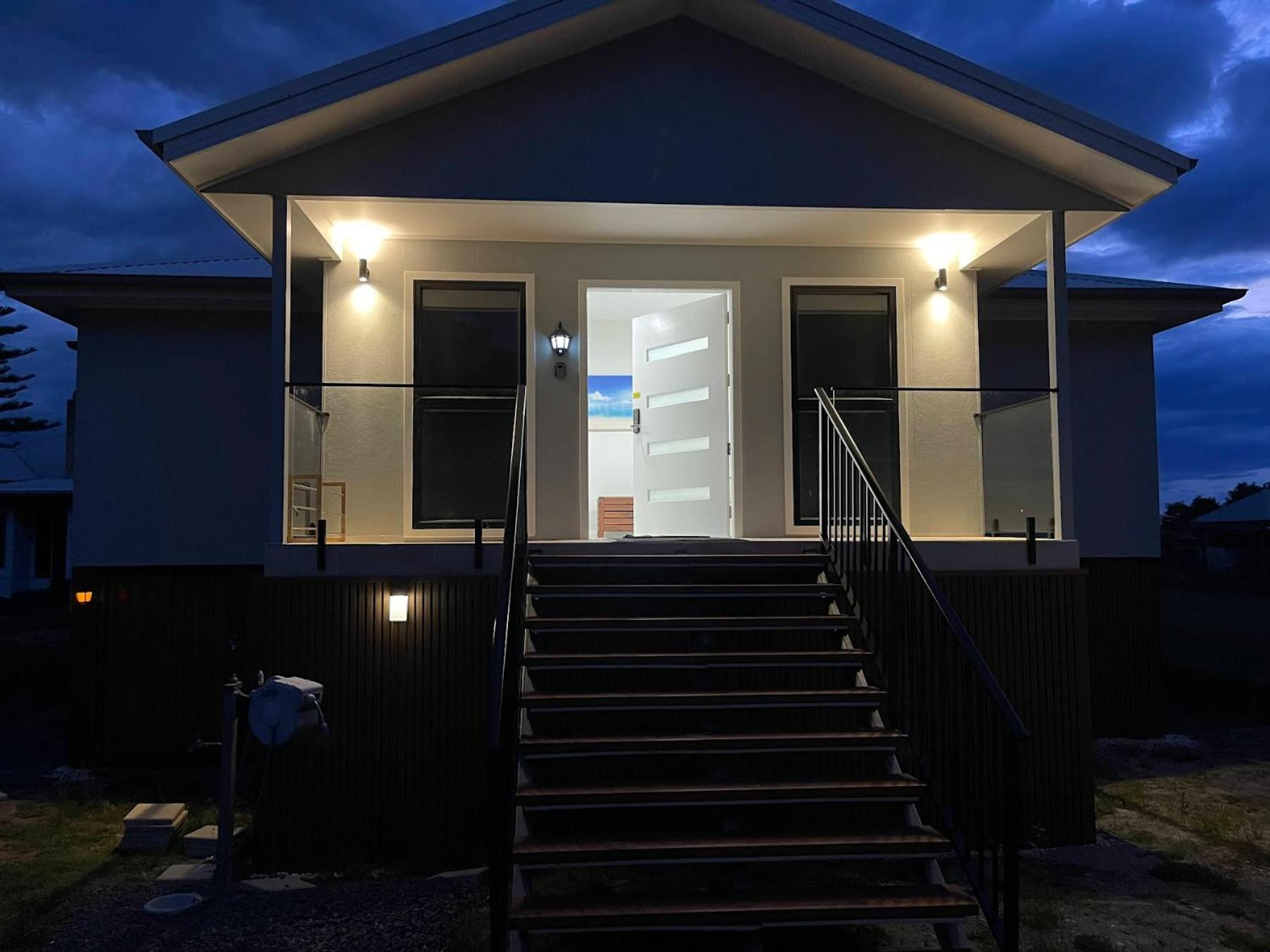 ABSOLUTE BEACHFRONT Port Stephens - Pindimar Beach House
