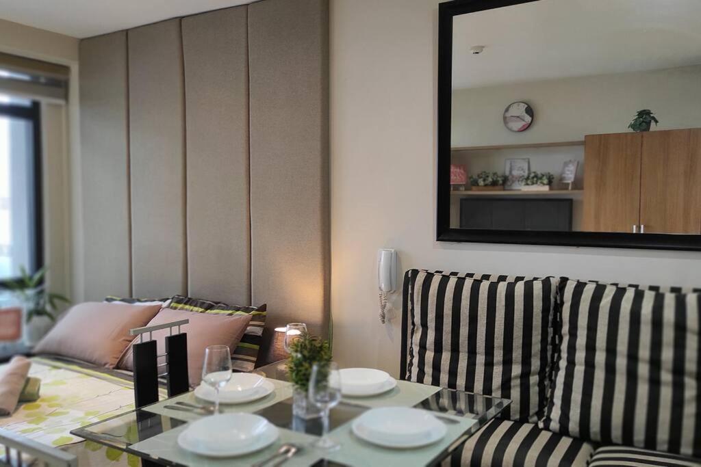 Newly Interiored 1 Bedroom with Balcony, City, Manila Bay and Sunset View with Netflix, Free Access to Infinity Pool, Gym, Sauna view 3