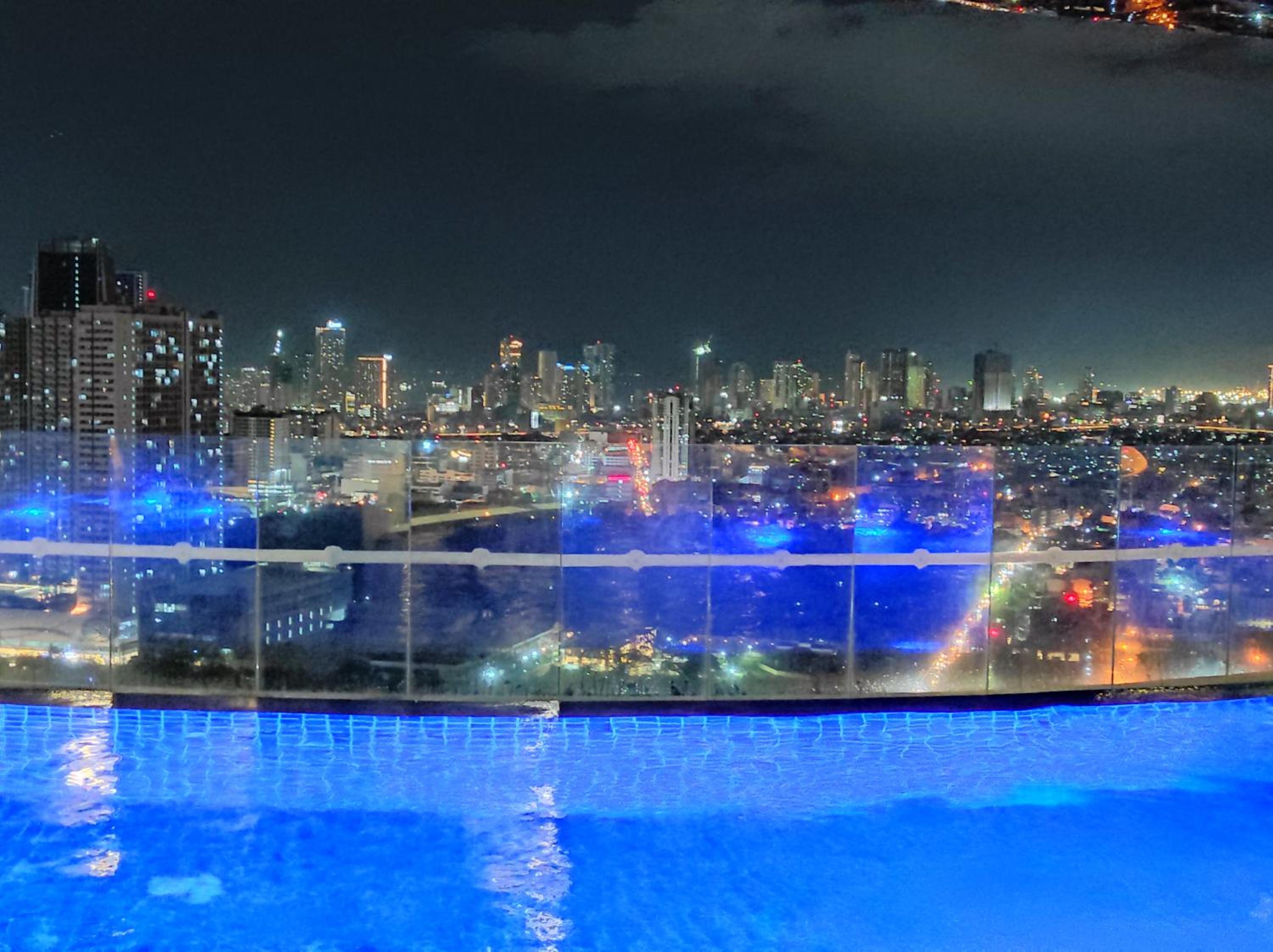 Newly Interiored 1 Bedroom with Balcony, City, Manila Bay and Sunset View with Netflix, Free Access to Infinity Pool, Gym, Sauna view 4
