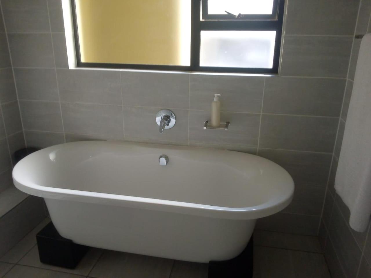 Large 3 Bedroom Apartment in Midrand, Waterfall City - More space than a hotel room - Ideal for families, groups and work trips - 19 Elizabeth Place view 4