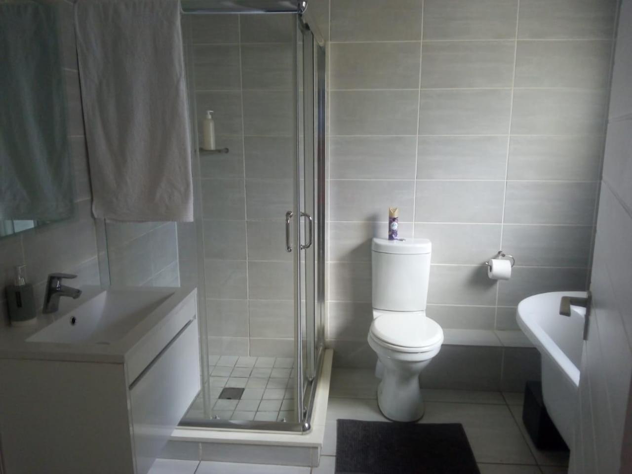Large 3 Bedroom Apartment in Midrand, Waterfall City - More space than a hotel room - Ideal for families, groups and work trips - 19 Elizabeth Place view 3