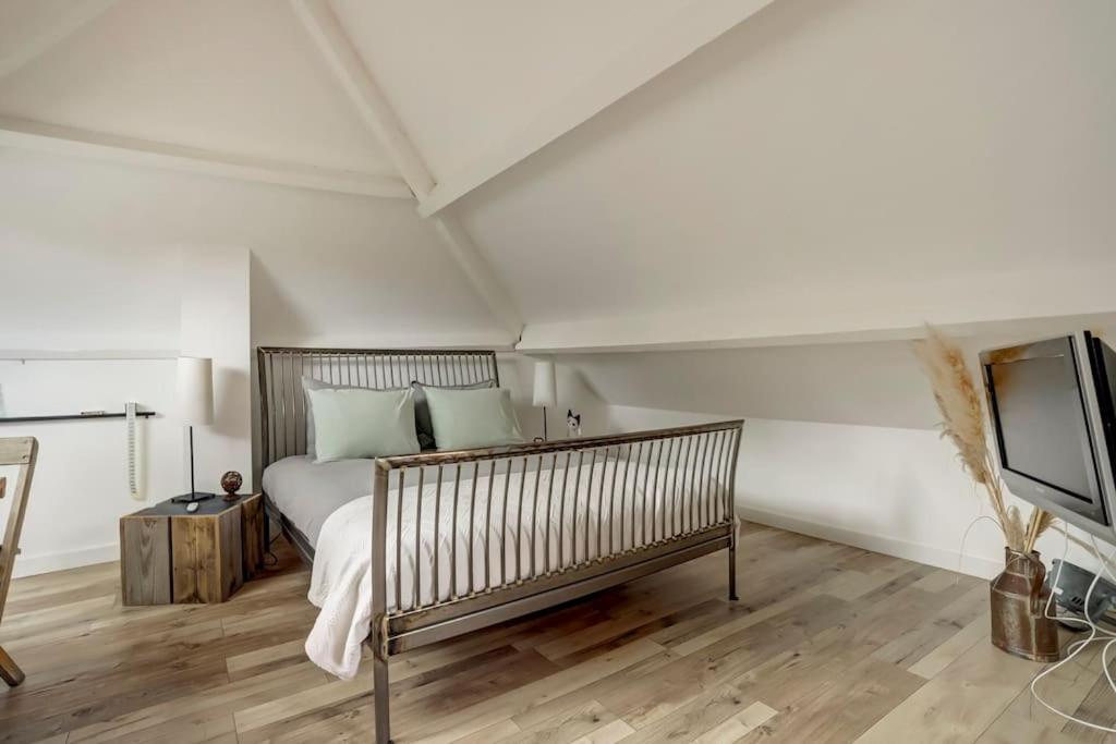Ruime boerderij met haard, pooltafel en veranda view 2