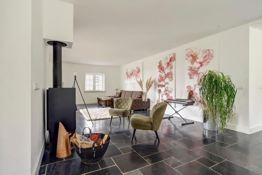Ruime boerderij met haard, pooltafel en veranda view 5