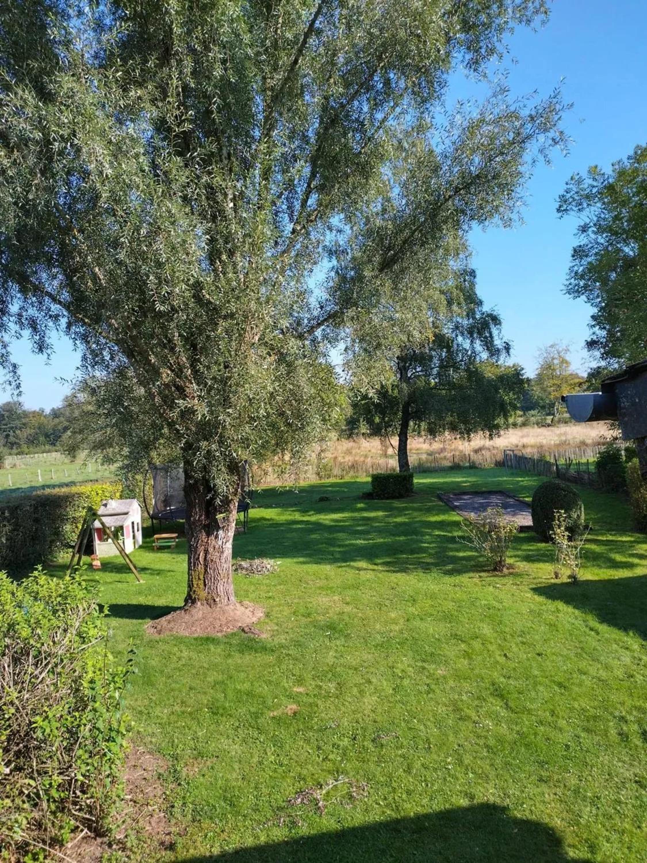 Spacious family house in Haut-Fays, 250 m² with garden