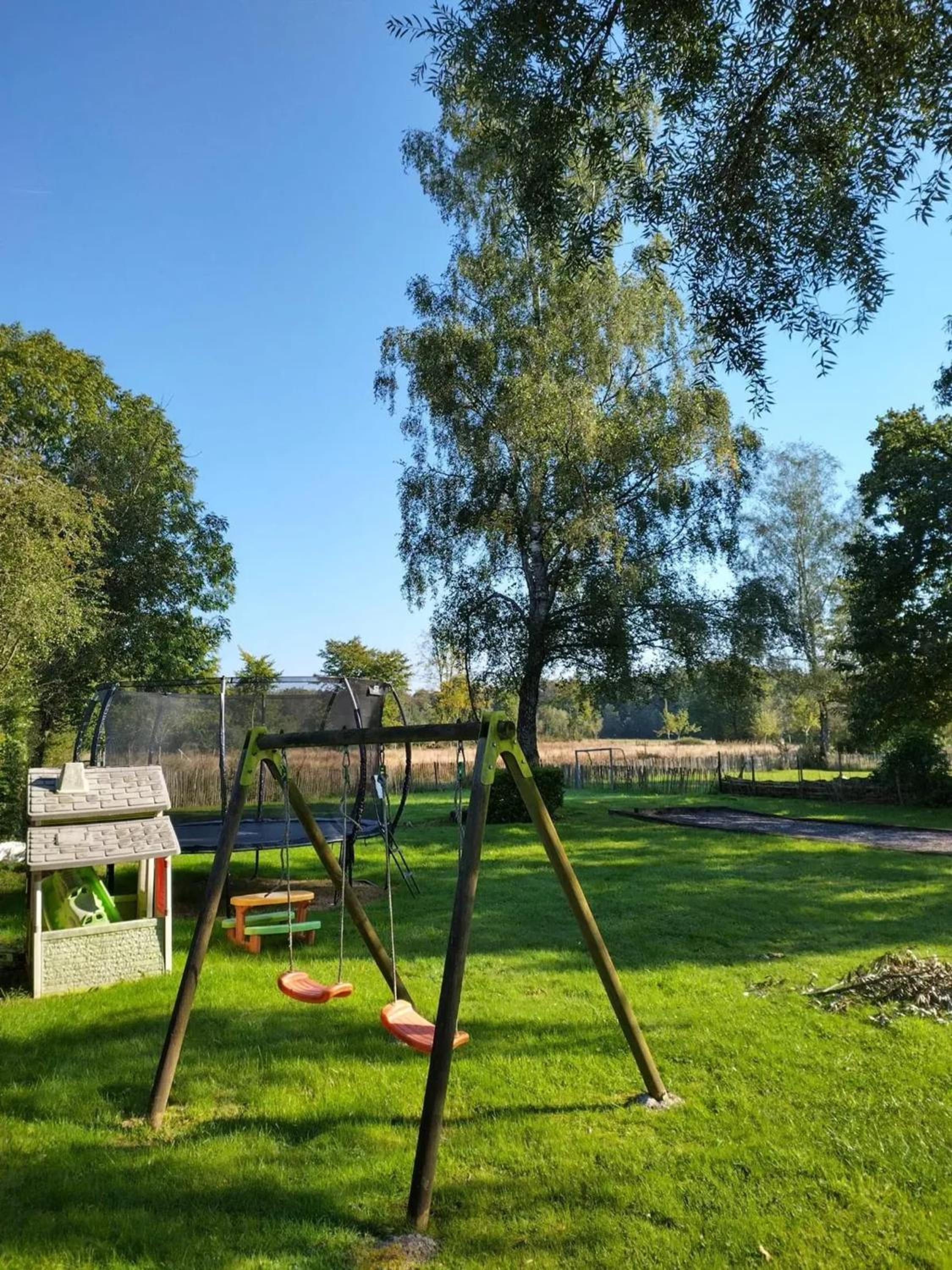 Spacious family house in Haut-Fays, 250 m² with garden