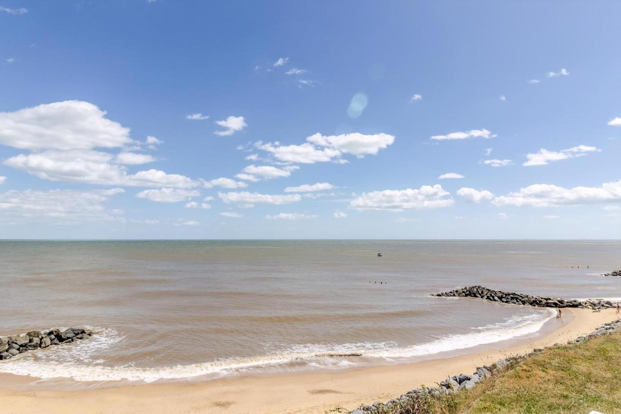 Lovely 8 Berth Caravan In Norfolk At Haven Hopton Holiday Park Ref 80055T view 2