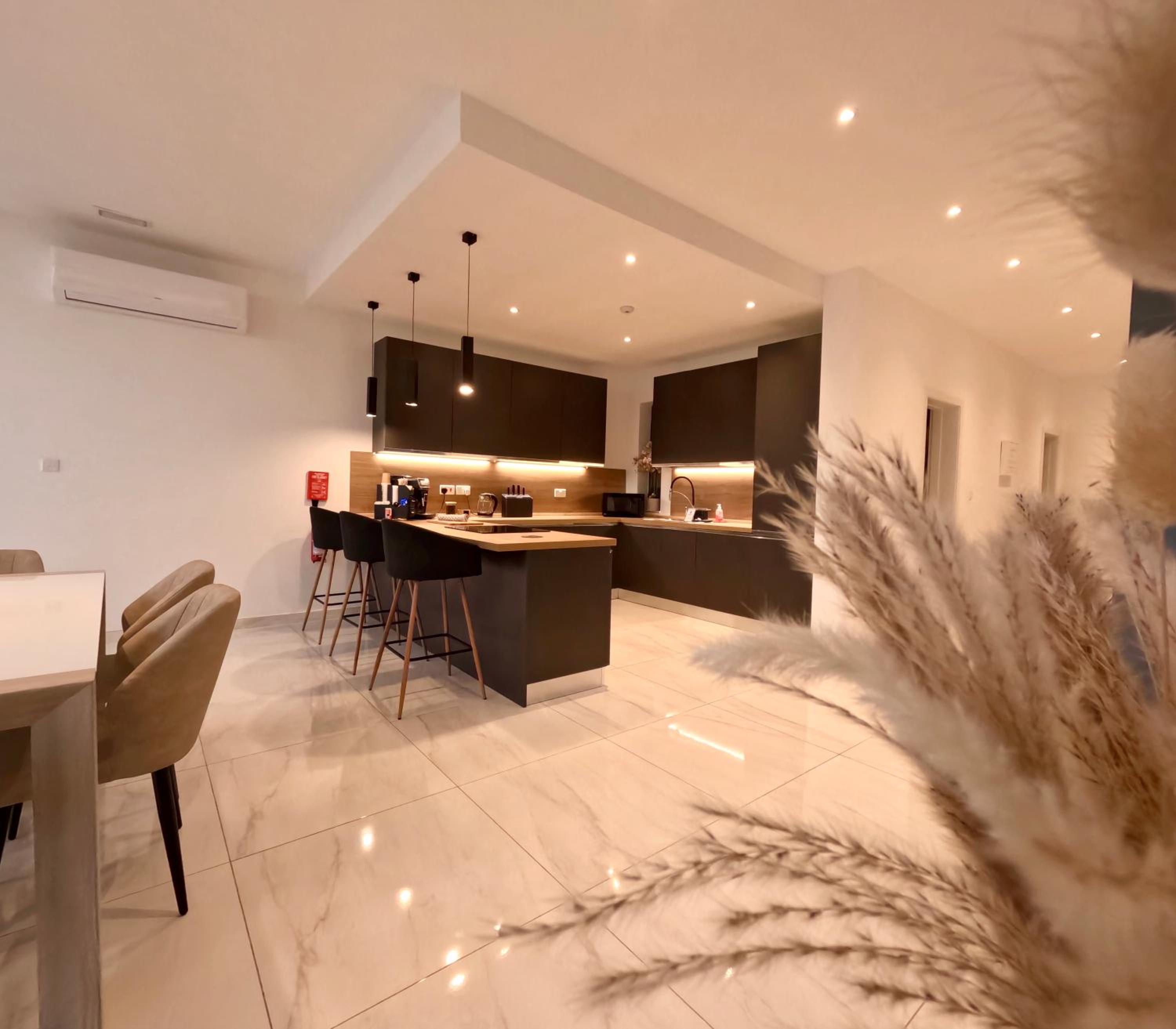Stylish, modern Apartment in St.Julians's with Views of Spinola bay photo 4