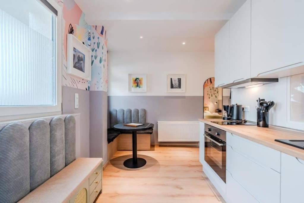 Artful Microapartment - Self Check In