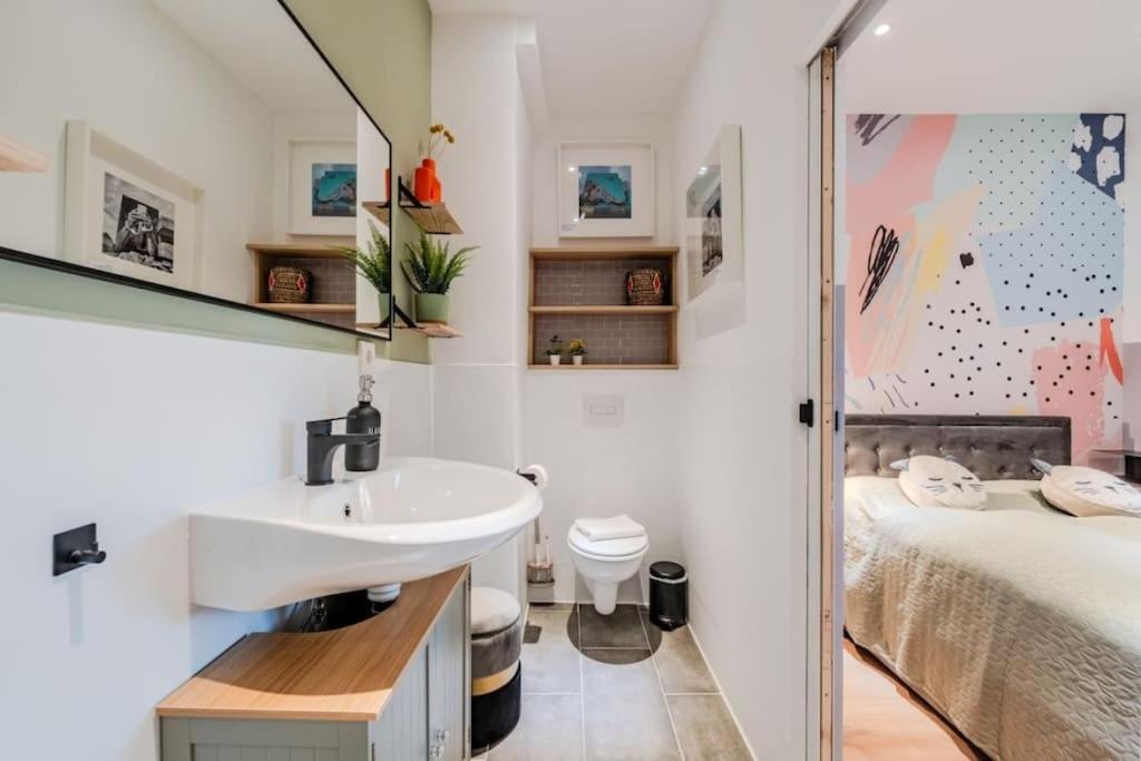 Artful Microapartment - Self Check In